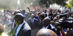 Eine Menschenmenge. In der Mitte Robert Mugabe auf dem Weg zur Wahl