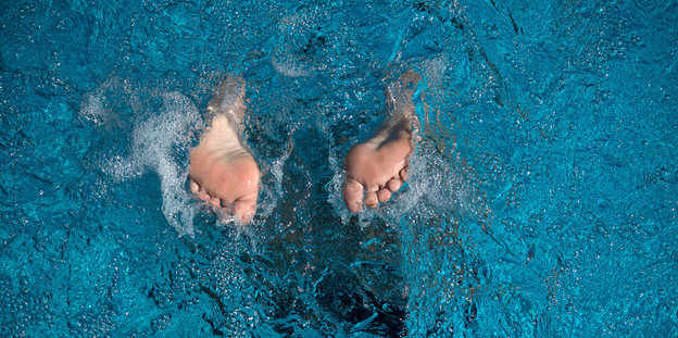 Hitze: Mensch springt ins Wasser