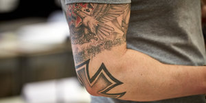 Ein Ellbogen mit Nazi-Tattoos