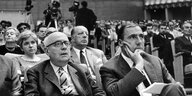 Protestveranstaltung gegen die Notstandsgesetze 1968: Theodor Adorno (li) sitzt neben dem Verleger Siegfried Unseld