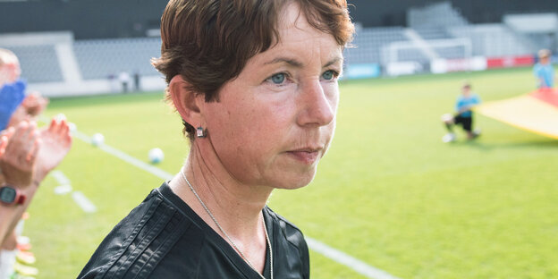 Die deutsche Trainerin Maren Meinert steht an der Seitenlinie