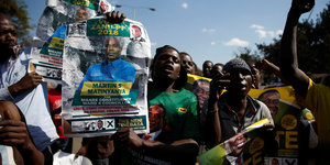 Unterstützer der ZANU-PF-Partei mit Wahlplakaten