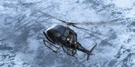 Tom Cruise auf der Kufe eines Hubschraubers