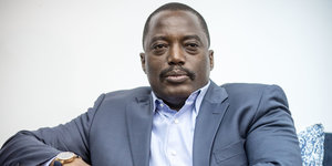 Joseph Kabila trägt einen Anzug und schaut in die Kamera