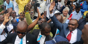 Jean-Pierre Bemba winkt der ihn umgebenden Masse zu