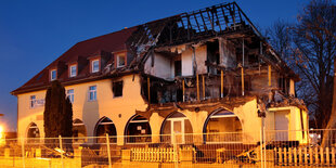 Ein durch eine Explosion zerstörtes Haus