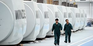 Arbeiter in der Produktionshalle des chinesischen Windkraftanlagenherstellers Windey Wind