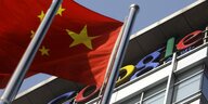 Eine chinesische Flagge weht vor Googles Hauptquartier