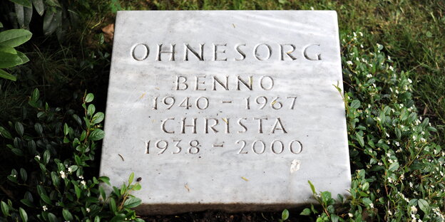 Der Grabstein von Benno und Christa Ohnesorg.