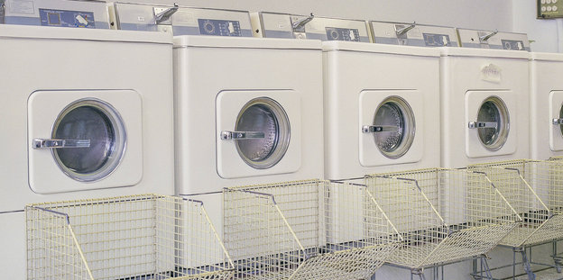 Ein Waschsalon, viele weiße Waschmaschinen