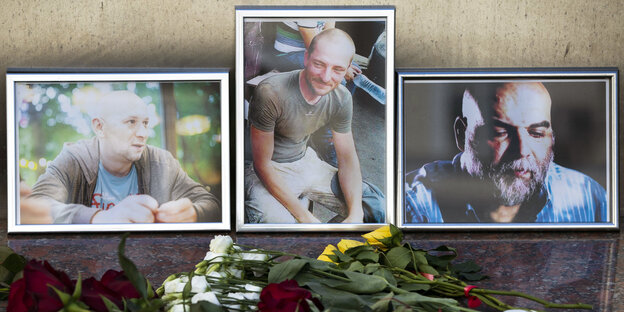 Fotos und Blumen von drei russischen Männern