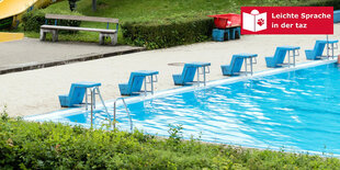 Ein Freibad mit hellblauem Wasser