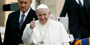 Papst Franziskus zeigt mit dem Daumen nach oben