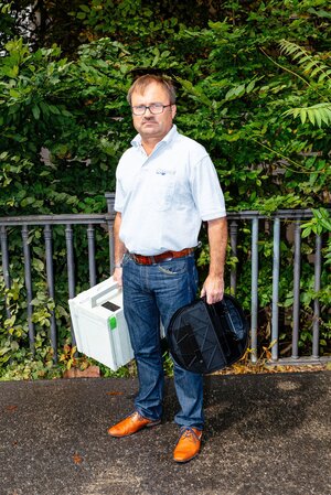 Kammerjäger Mario Heisig mit Arbeitsutensilien in einem Park Kammerjäger Mario Heisig mit Arbeitsutensilien in einem Park