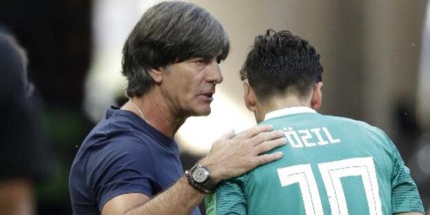 Bundestrainer Joachim Löw redet mit dem ehemaligen Nationalspieler Mesut Özil