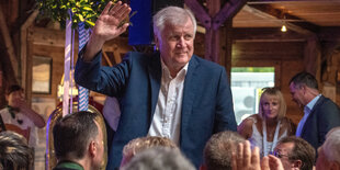 Seehofer winkt Bierzeltbesuchern zu