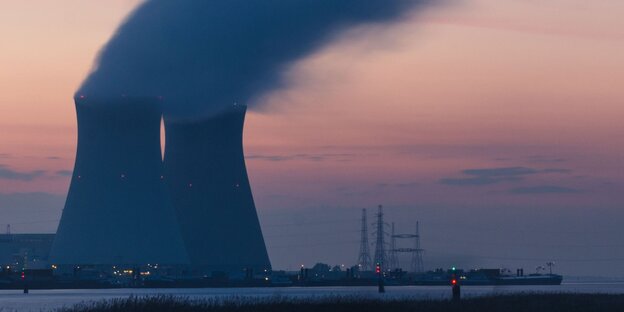 Der Dampf eines Atomkraftwerks weht im Wind