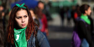 Eine junge Frau mit einem grünen Halstuch