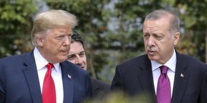 Donald Trump und Recep Tayyip Erdogan gehen redend nebeneinander her