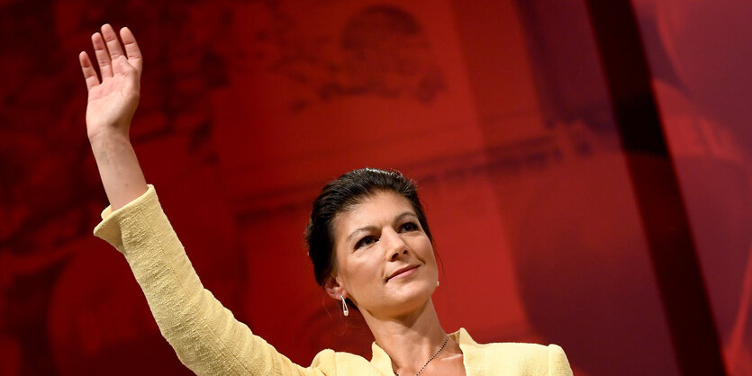 Sahra Wagenknecht hebt eine Hand