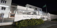 Das weiße Gebäude der saudischen Botschaft in Ottawa bei Nacht