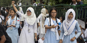 in Bangladeschs Hauptstadt Dhaka stehen Schülerinnen und protestieren