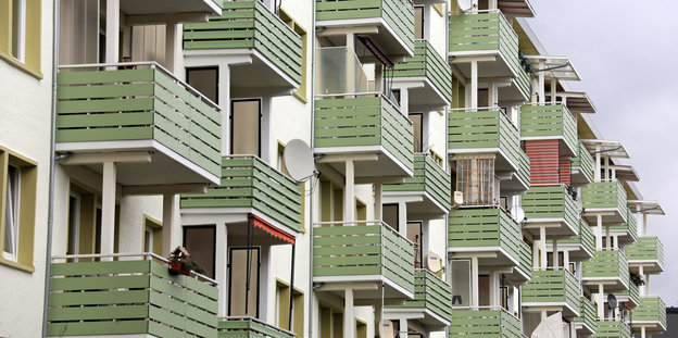 Balkone reihen sich an einem Wohnhaus aneinander