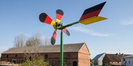 Eine Windfahne in Deutschlandfarben