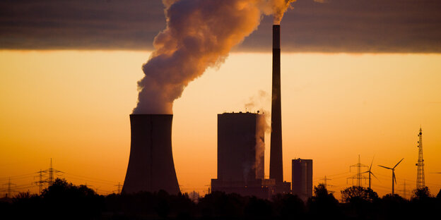 Kohlekraftwerk im Sonnenuntergang