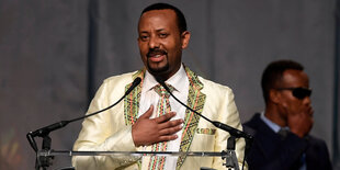 Abiy Ahmed spricht in Mikrofone