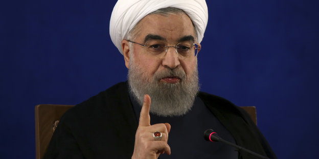 Der iranische Präsident Hassan Ruhani erhebt den Zeigefinger