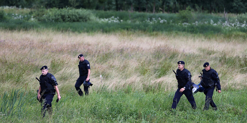 Soldaten laufen über eine Wiese