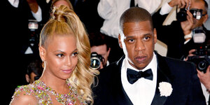 Beyonce und Jay Z in Abendgarderobe, umgeben von Fotografen