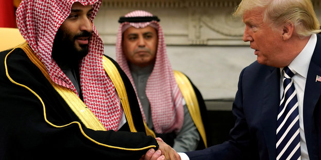 Donald Trump und Mohammad bin Salman geben sich die Hand