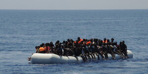 Ein voll besetztes Boot auf dem Mittelmeer.