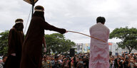 In Indonesien wird ein Mann auf einer Bühne geschlagen
