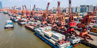 Container stapeln sich am Containerterminal im Hafen von Guangzhou
