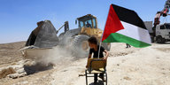 Palästinensischer Junge flüchtet vor israelischem Bagger
