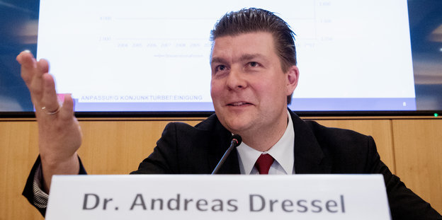 Finanzsenator Andreas Dressel gestikuliert bei einer Pressekonferenz.