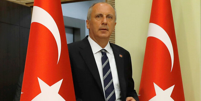 Muharrem Ince zwischen zwei türkischen Flaggen