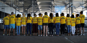 Ryanair-Mitarbeiter zeigen ihre gelben Shirts mit Protestsprüchen für Arbeitnehmerrechte