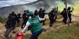 Die Polizei stößt mit indigenen Anwohnern eines Grundstücks in San Antonio de Calarma (Kolumbien) zusammen