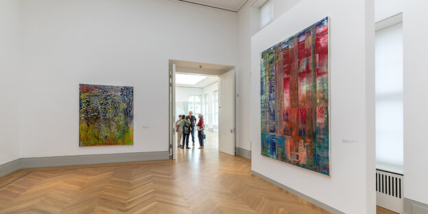 Großer Raum mit zwei Bildern von Gerhard Richter