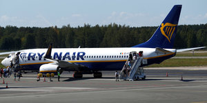 Ein Ryanair Flugzeug steht