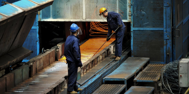 Stahlarbeiter in einer chinesischen Fabrik