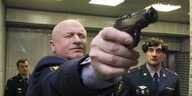 Ein Mann in Uniform schießt mit einer Pistole
