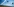 Blick in den Himmel über eine Mauer und Stacheldraht