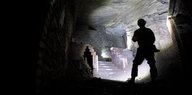Ein Mann steht vor einem zugemauerten Aufgang in den Gertrudenberger Höhlen.
