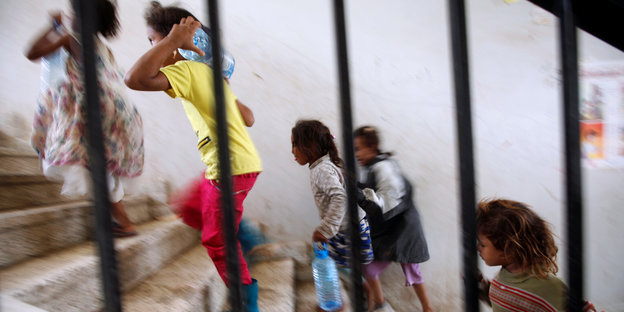 Kleine jemenitische Kinder stürmen in Panik eine Treppe hinauf