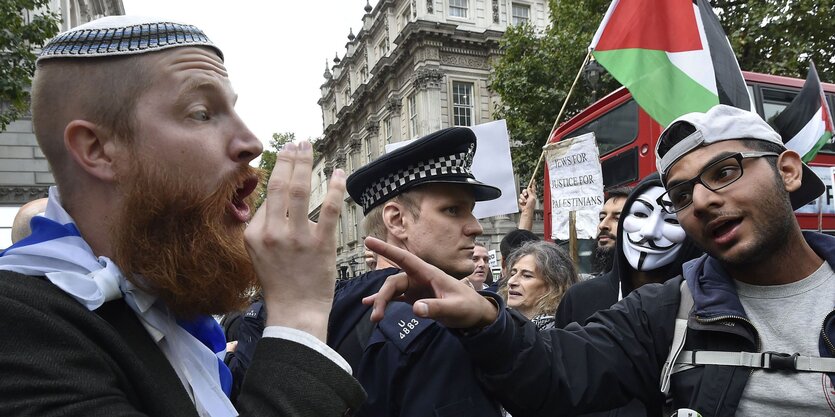 pro-israelische und pro-palästinensische Demonstranten streiten sich